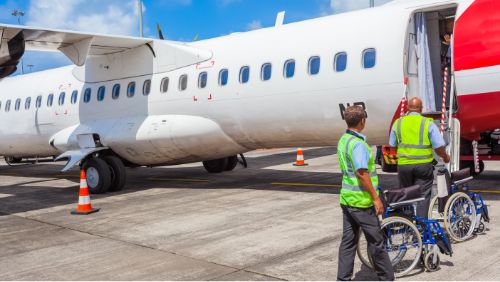  Flugreise mit Rollstuhl: Rollstühle warten beim Aussteigen am Flugzeug.